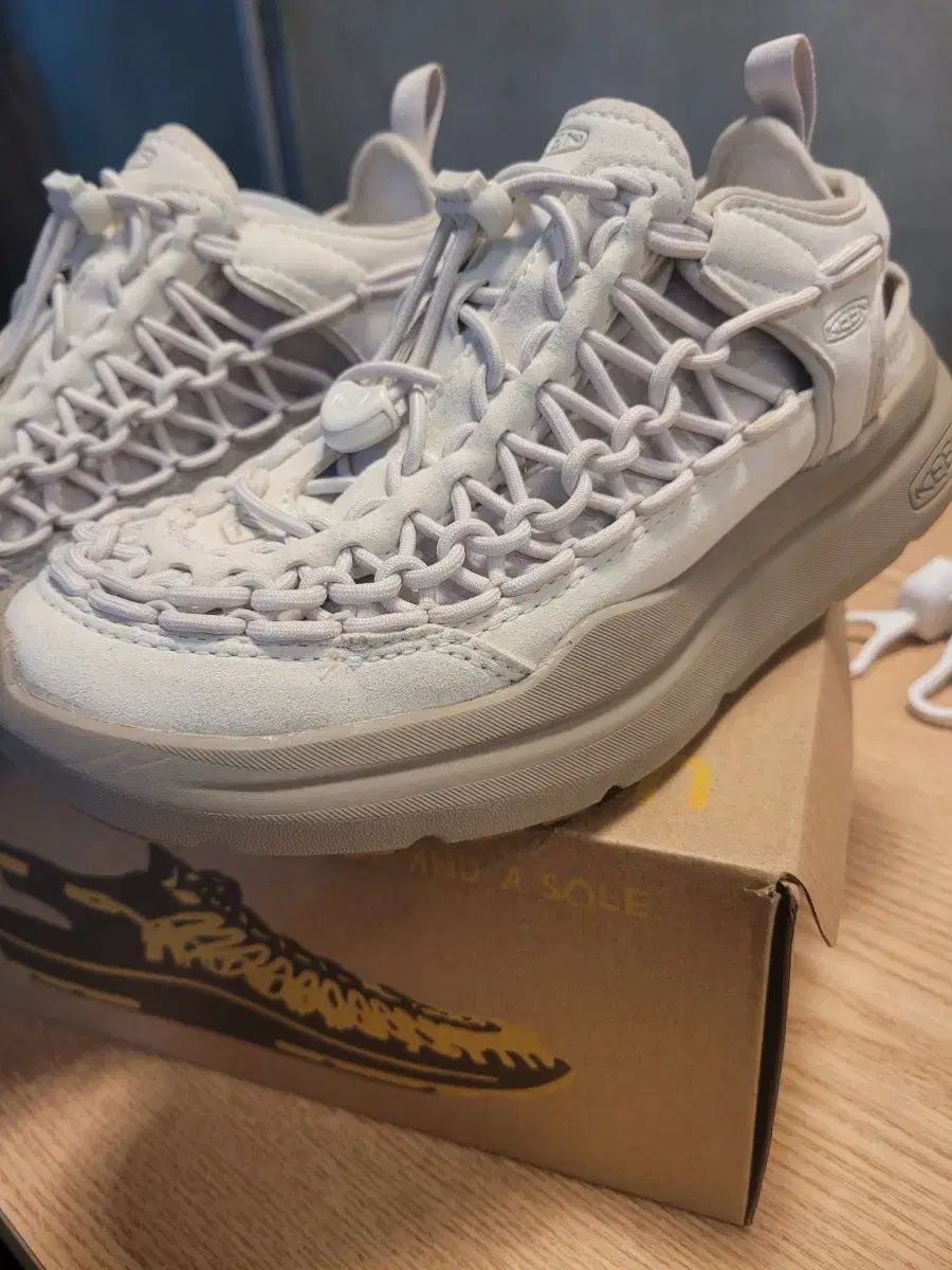 KEEN アンストラップ スニーカー アイボリー 24,805円