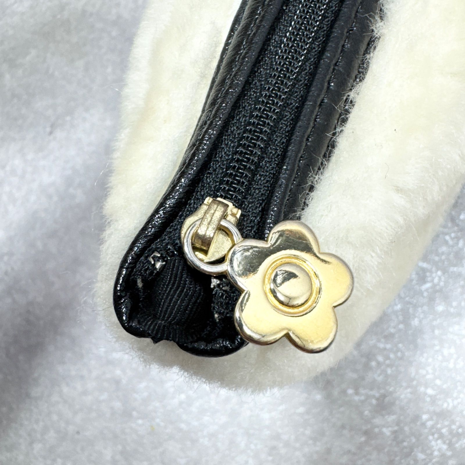MARY QUANT マリークワント ポーチ 小物入れ ボア - メルカリ