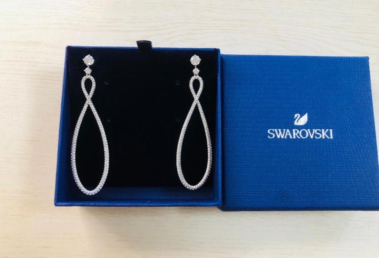 スワロフスキーSwarovski Infinity PiercedHoopピアス