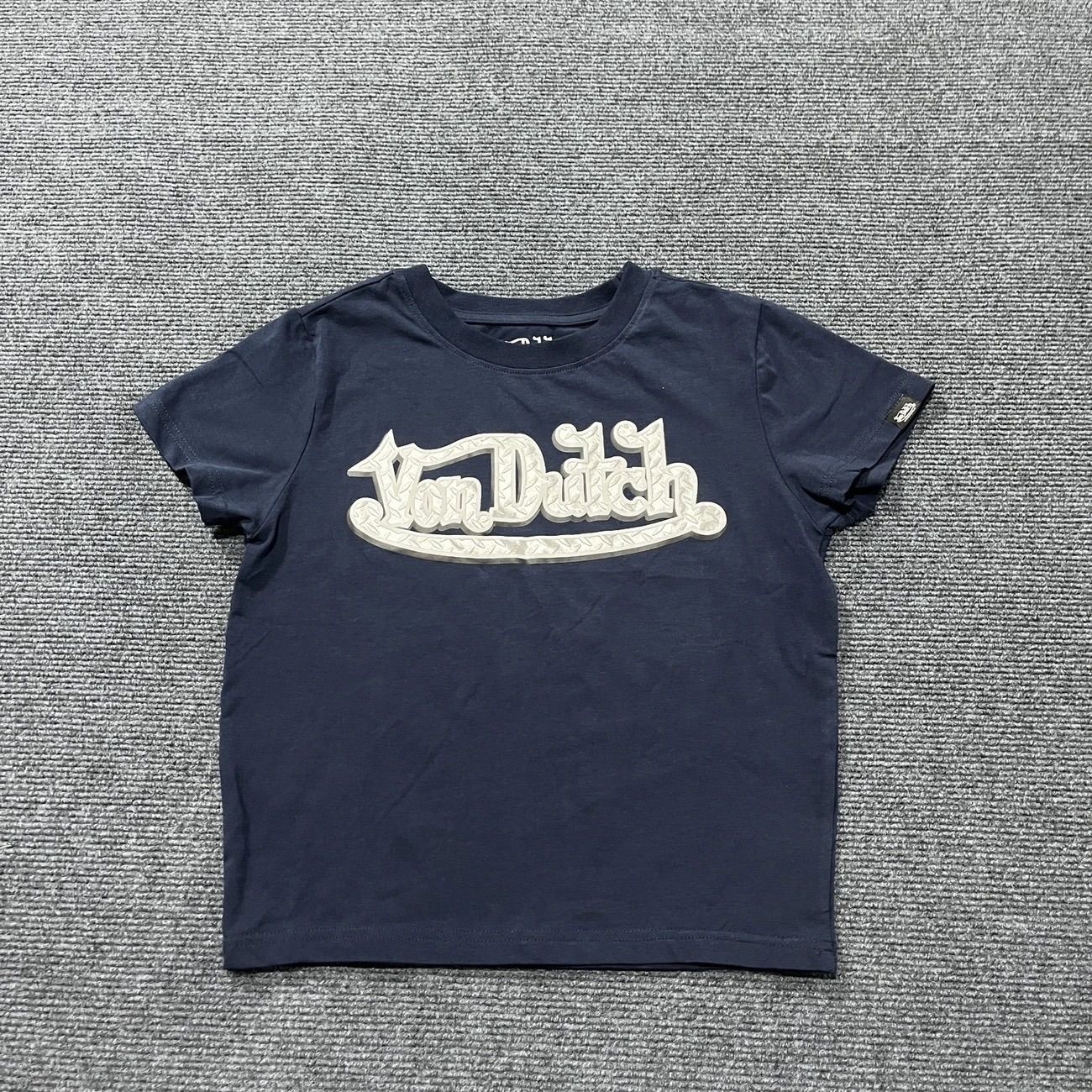 【予約商品】Von Dutch（ボンダッチ）」のロゴ入り半袖Tシャツ