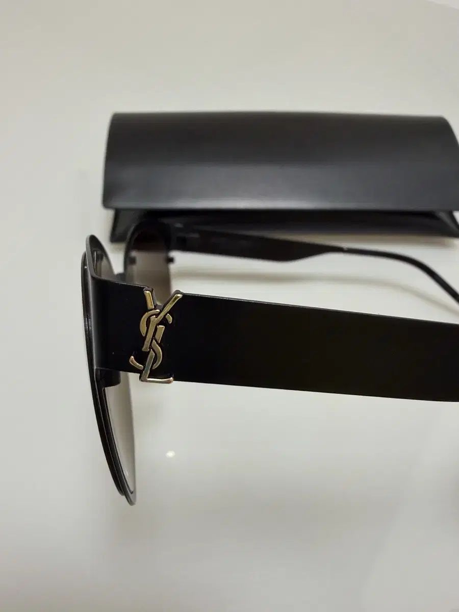 (正規品)Saint Laurent サンローラン ブラック サングラス