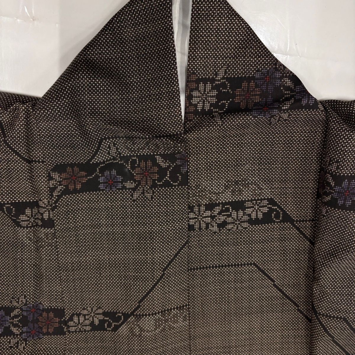 紬 身丈162cm 裄丈65cm M 袷 花唐草 幾何学 焦茶色 正絹 秀品 【中古