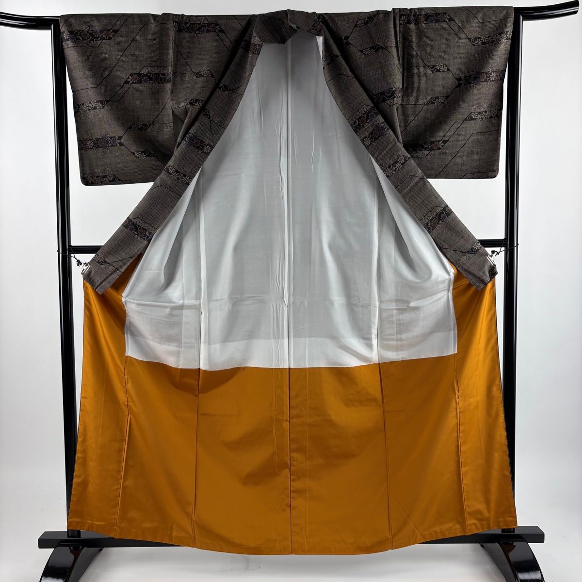 紬 身丈162cm 裄丈65cm M 袷 花唐草 幾何学 焦茶色 正絹 秀品 【中古