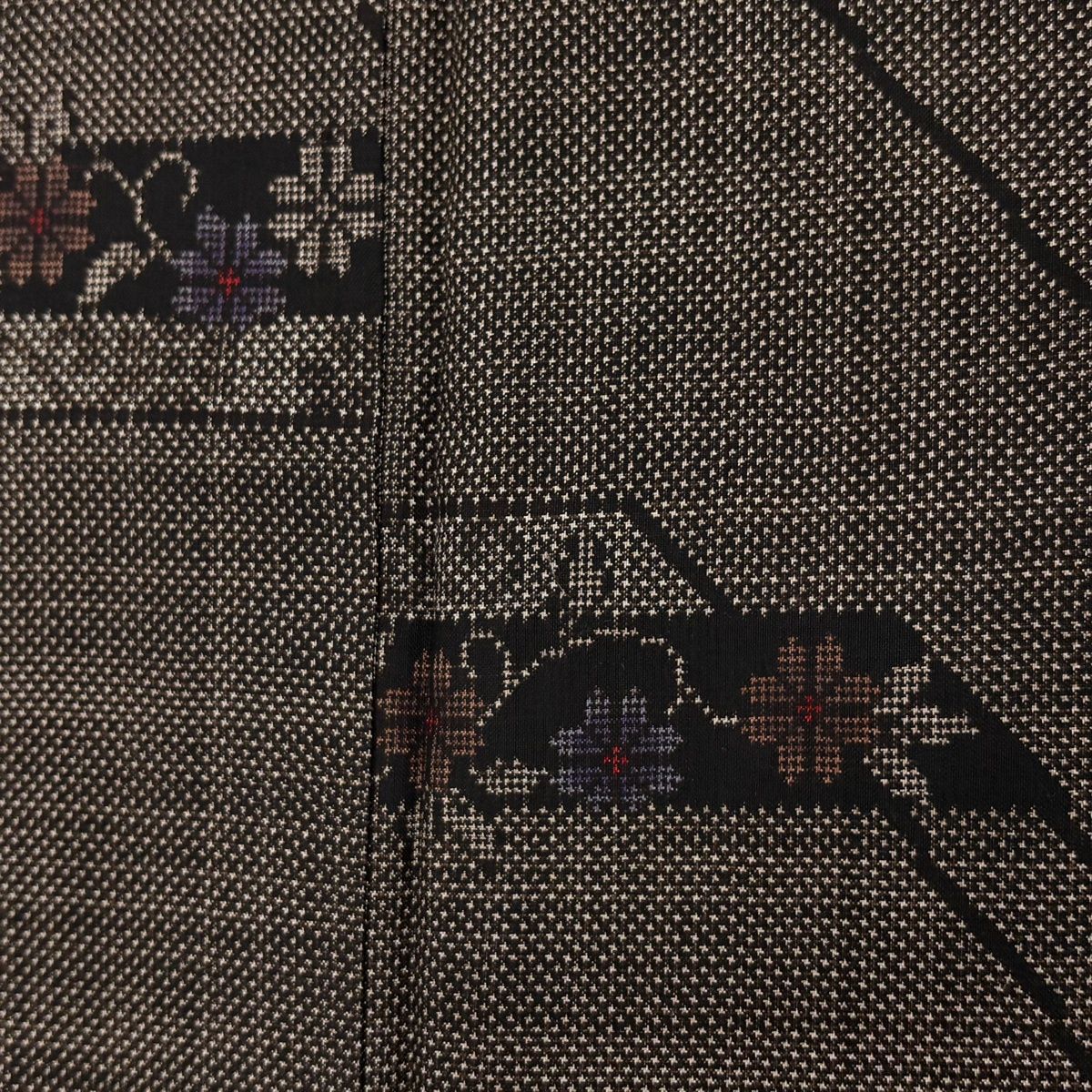 紬 身丈162cm 裄丈65cm M 袷 花唐草 幾何学 焦茶色 正絹 秀品 【中古