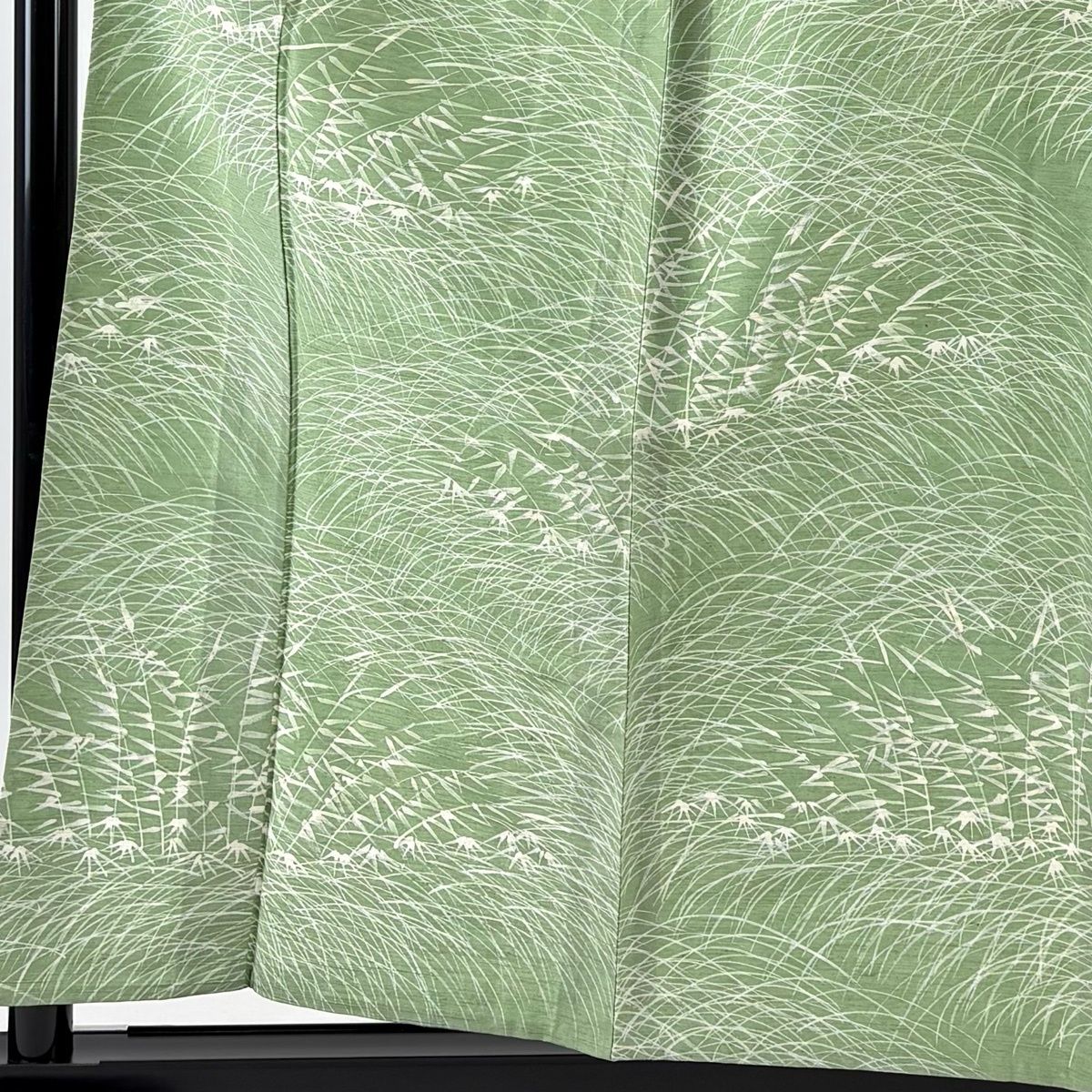 美品】 小紋 身丈159cm 裄丈62cm S 単衣 紬地 笹 芝 薄緑 正絹 優品
