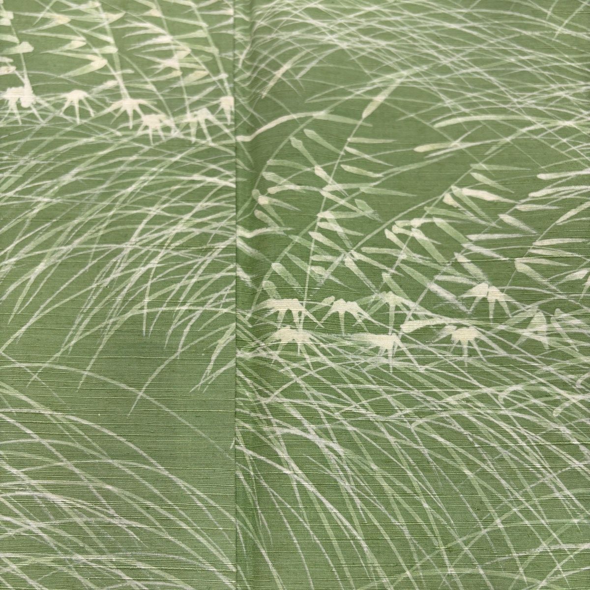 美品】 小紋 身丈159cm 裄丈62cm S 単衣 紬地 笹 芝 薄緑 正絹 優品