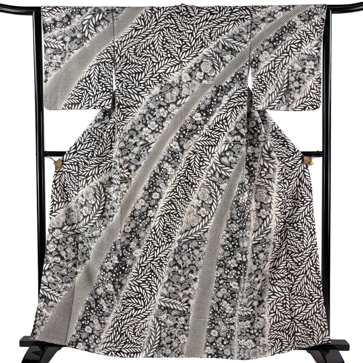 訪問着 身丈160.5cm 裄丈63.5cm S 袷 草花 葉柄 絞り 墨色 正絹 名品 【中古】