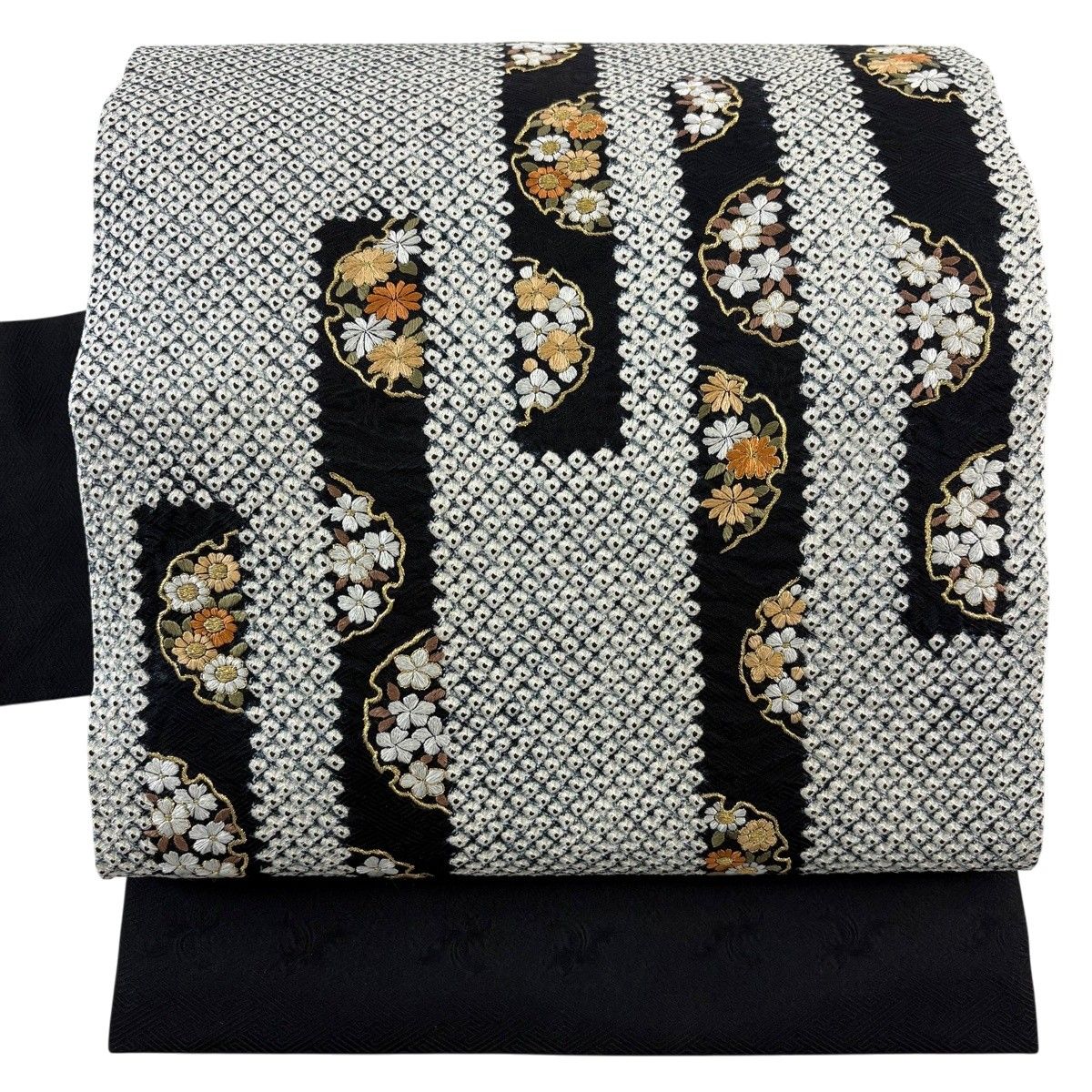 【美品】 名古屋帯 秀品 雪輪 草花 刺繍 絞り 黒 正絹 【中古】