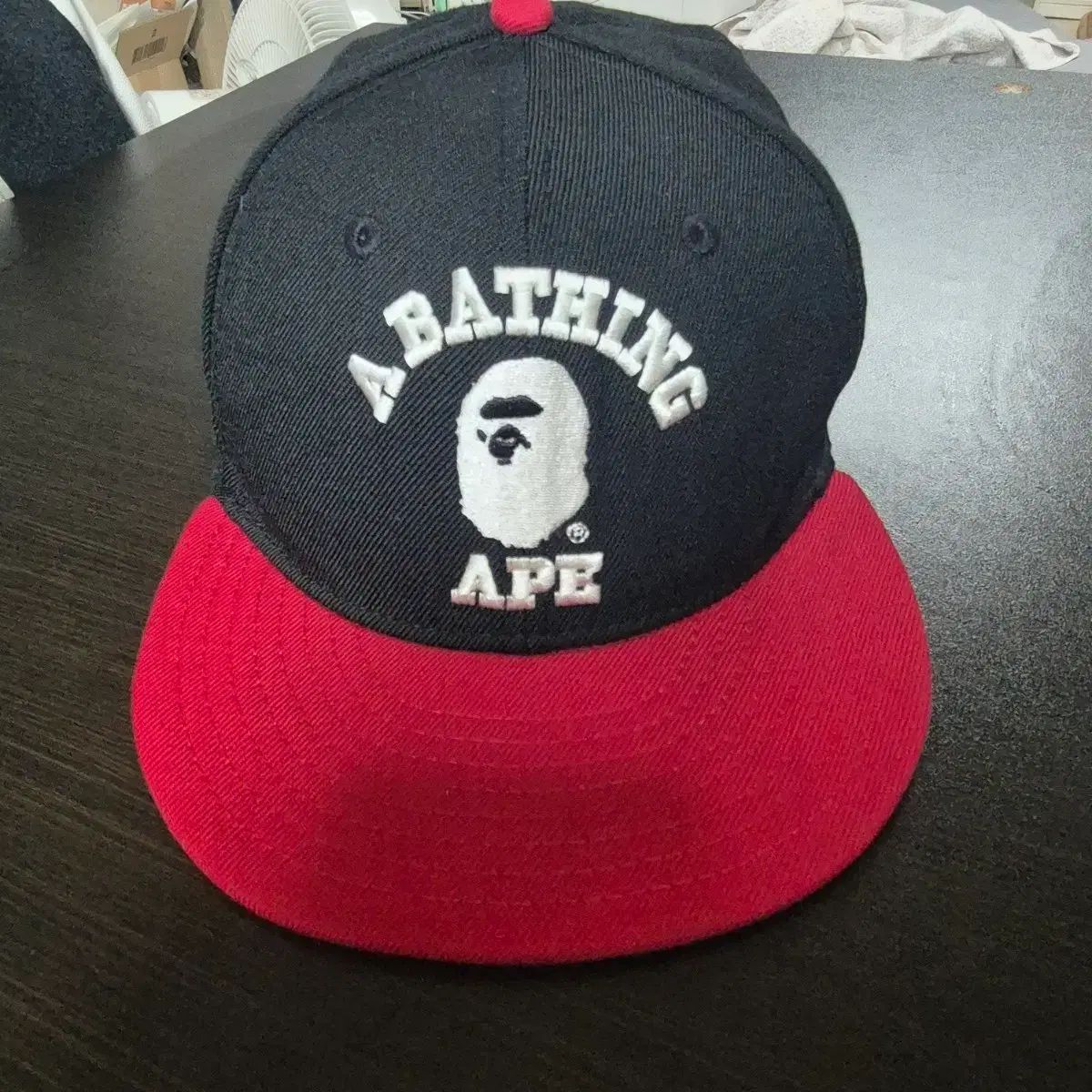 (A BATHING APE アベイシングエイプ) ブラック/レッド スナップバック 帽子