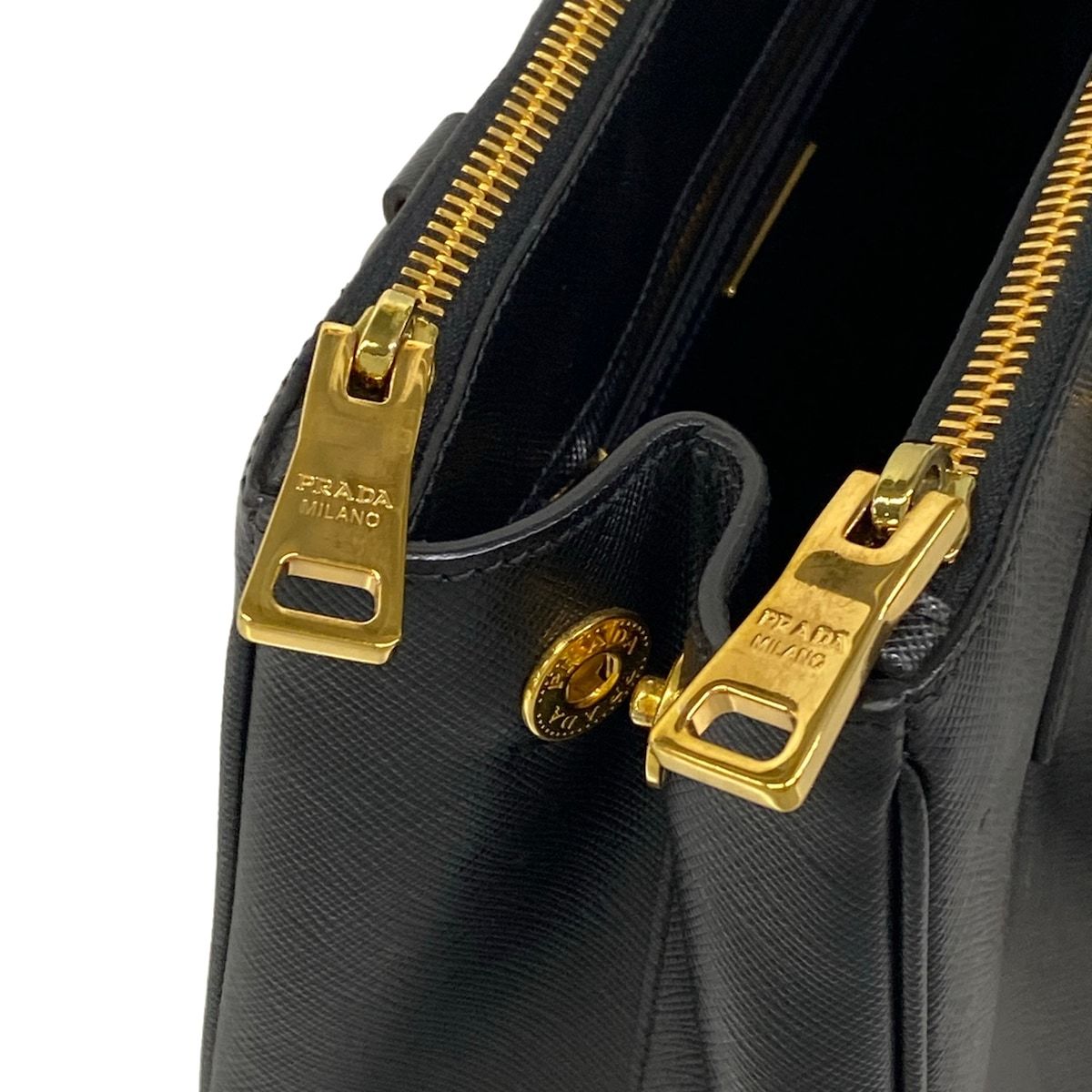 PRADA(プラダ) トートバッグ - 黒×ゴールド - メルカリ