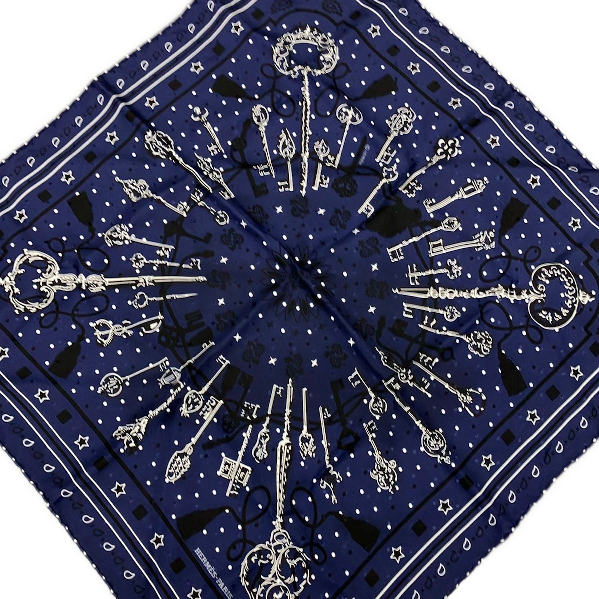 HERMES(エルメス) スカーフ美品 カレ55 ネイビー 鍵/LES CLES BANDANA（レ・クレ・バンダナ）