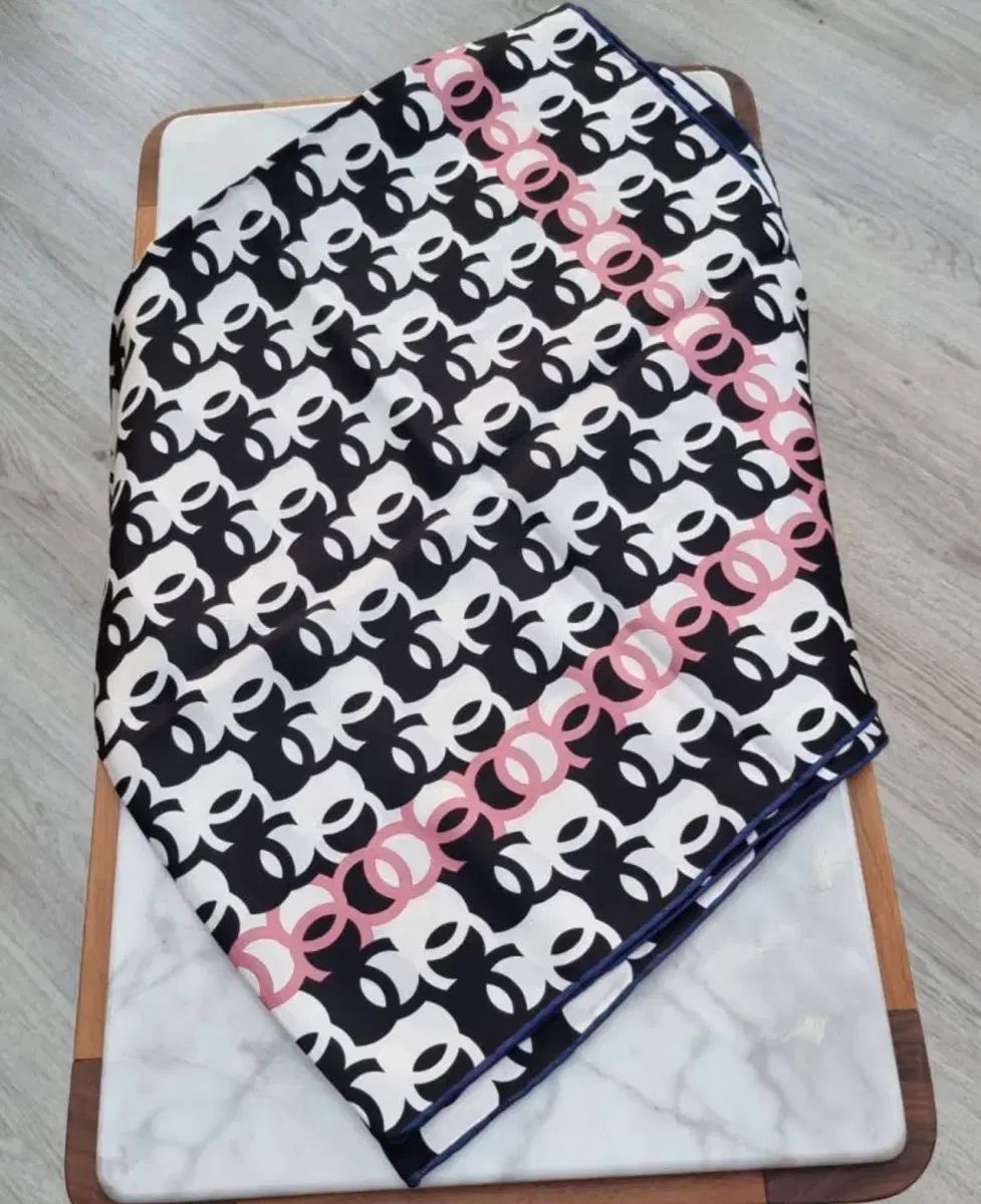 CHANEL CC ロゴ シルク Starship Square スタシ スカーフ 90x90 AA7117
