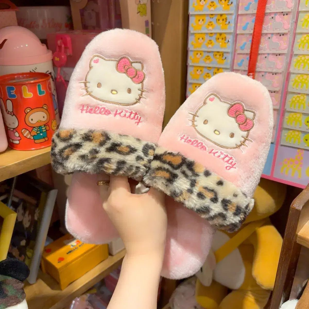 クラシック Sanrio ハローキティ ギャル レオパード 豹柄 ピンク ファー ルームシューズ スリッパ 11,876円