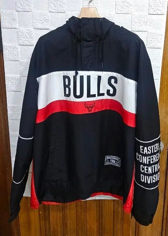無配)NBA Chicago Bulls（シカゴ・ブルズ） ウィンドブレーカー Anorak（アノラック） フード ブラック L