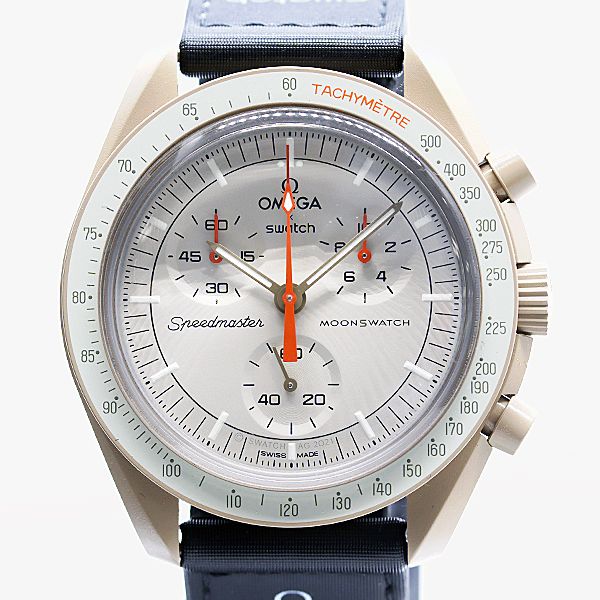 美品 稼働 箱付 オメガ × スウォッチ ムーンスウォッチ ジュピター SO33C100 QZ ベージュ文字盤 メンズ腕時計 0899100 5YBT KMT ABC23772