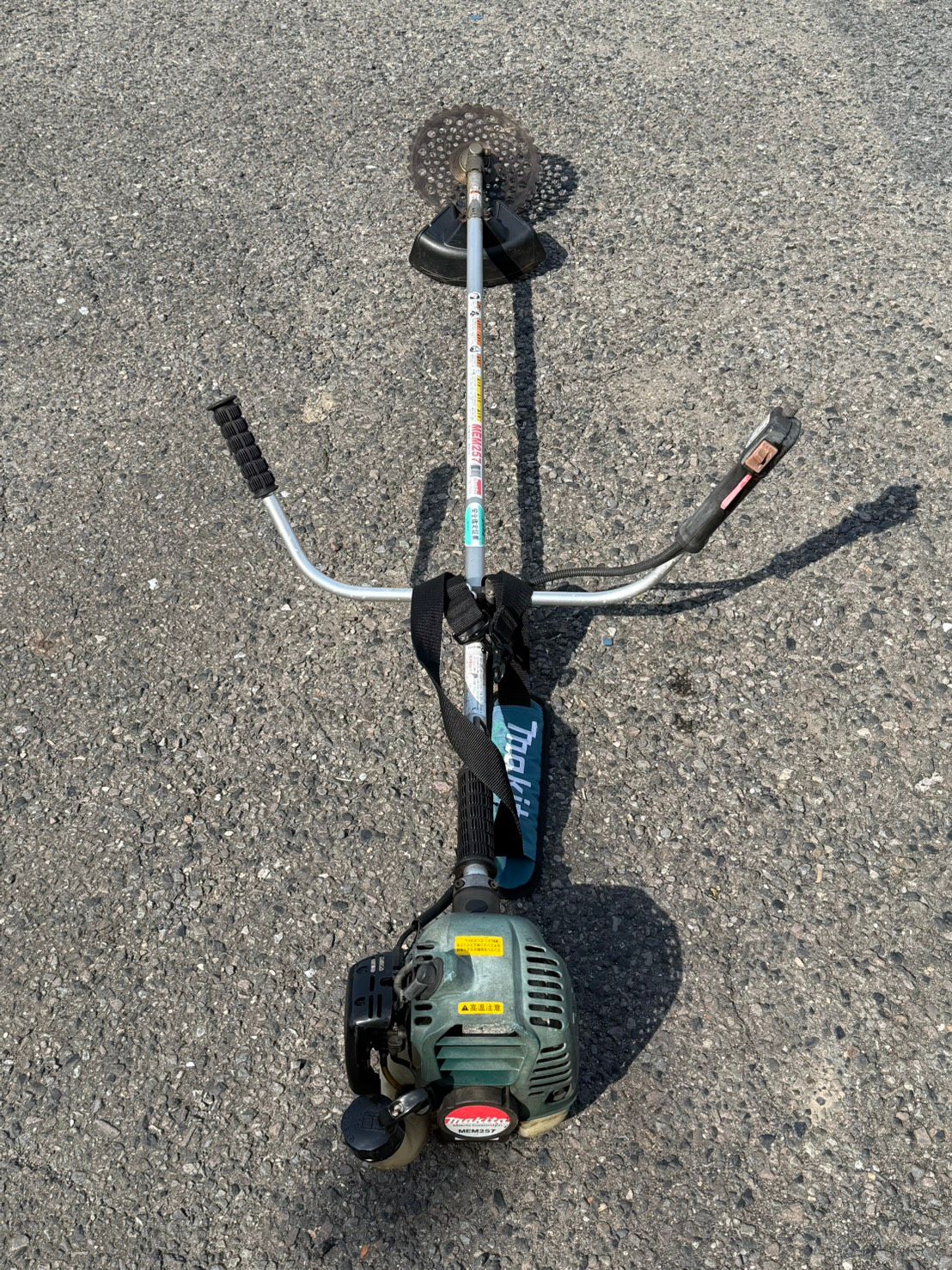 直接引取限定S04283 マキタ（Makita）　エンジン式草刈機　　MEM257 26ccクラス　軽量　2ストロークエンジン刈払機　良品