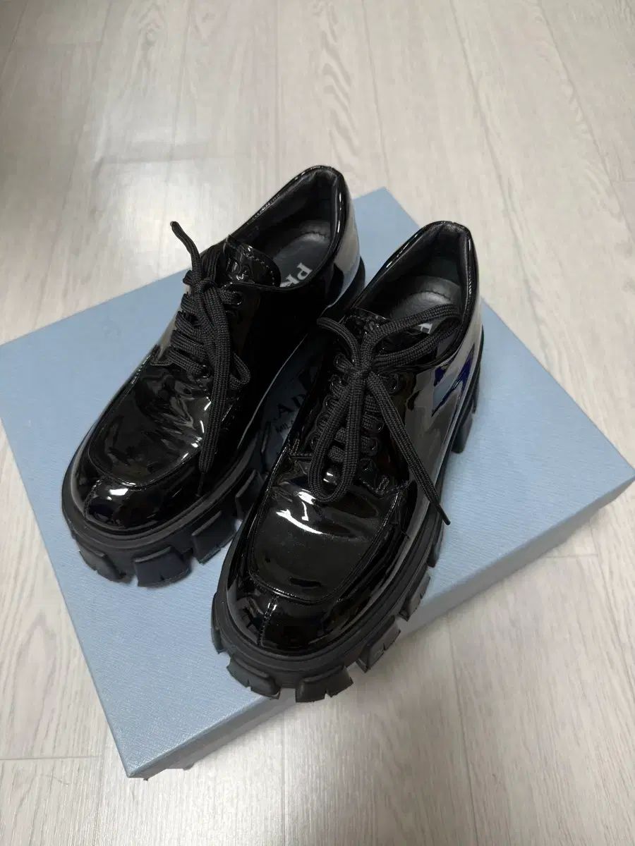 (PRADA) プラダ ブラック エナメル フラットフォーム ダービーシューズ -35