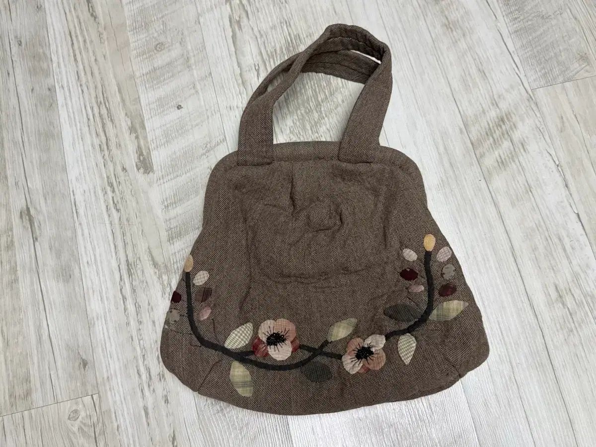 ハンドメイド キルト ヴィンテージ 花 刺繍 ブラウン ショルダーバッグ 7,303円