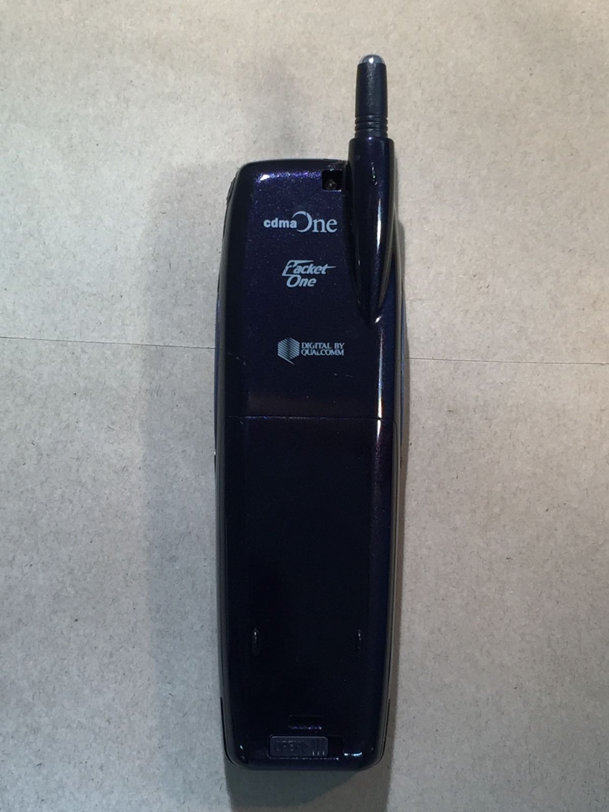 モックアップ IDO by SANYO cdma One M620 | VISUALWORKS.CO.JP