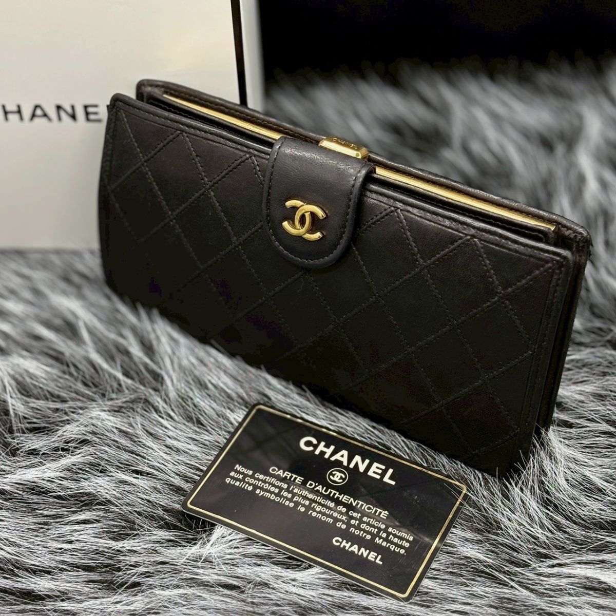 静寂に滲む気品】 CHANEL 長財布 マトラッセ ココマーク ビコローレ