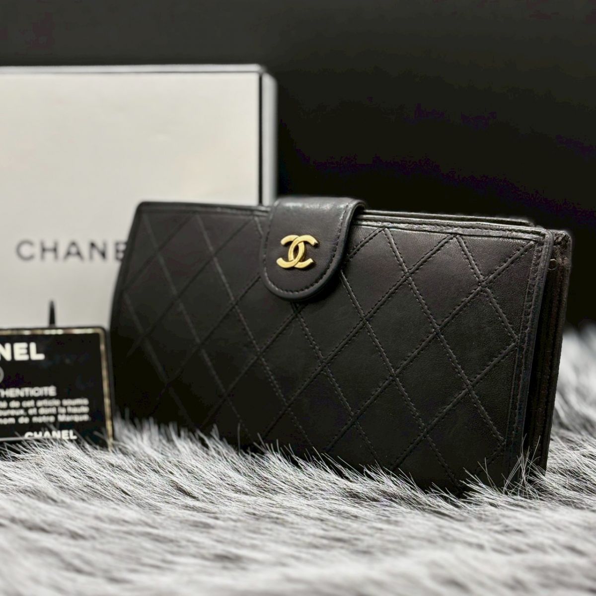 静寂に滲む気品】 CHANEL 長財布 マトラッセ ココマーク ビコローレ