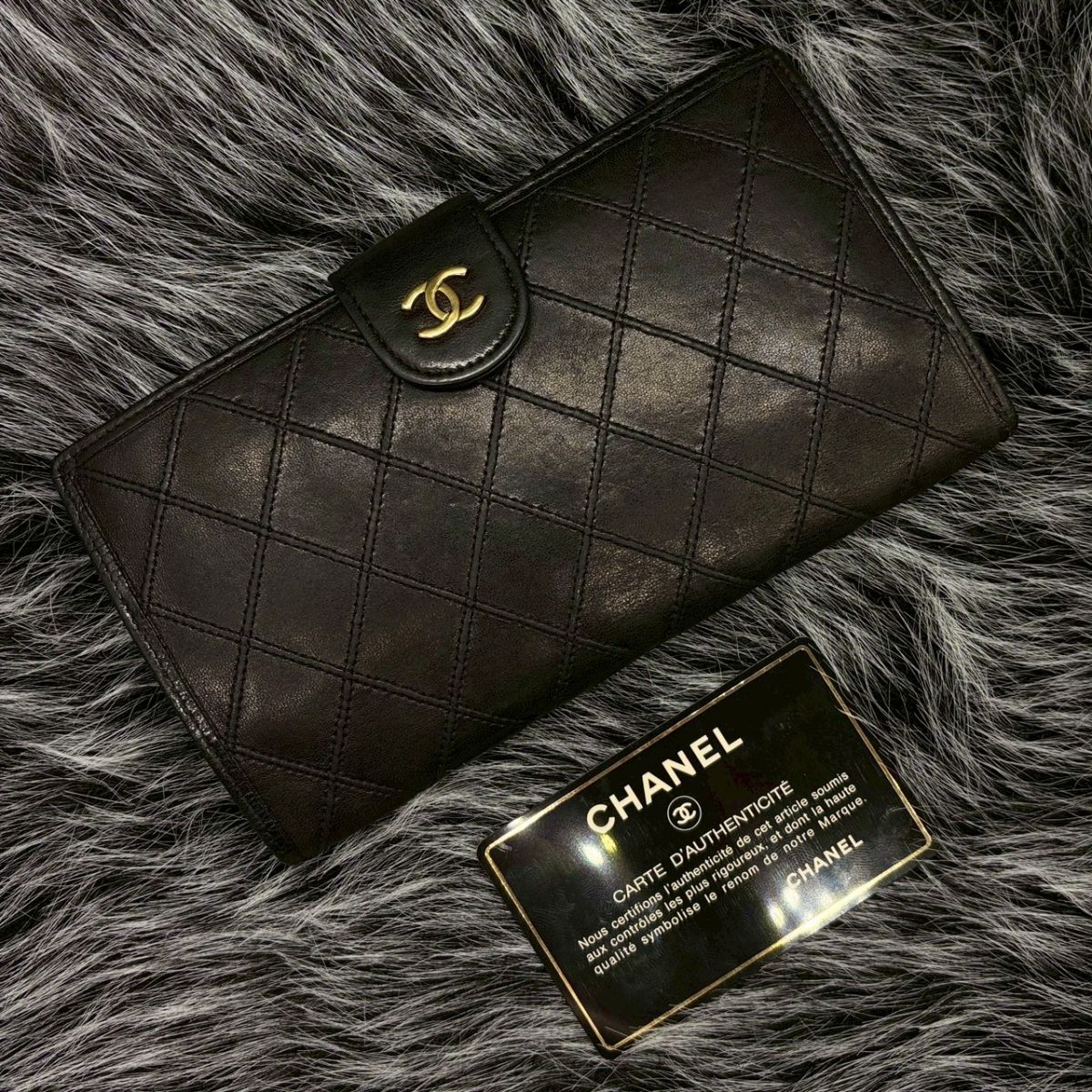 静寂に滲む気品】 CHANEL 長財布 マトラッセ ココマーク ビコローレ