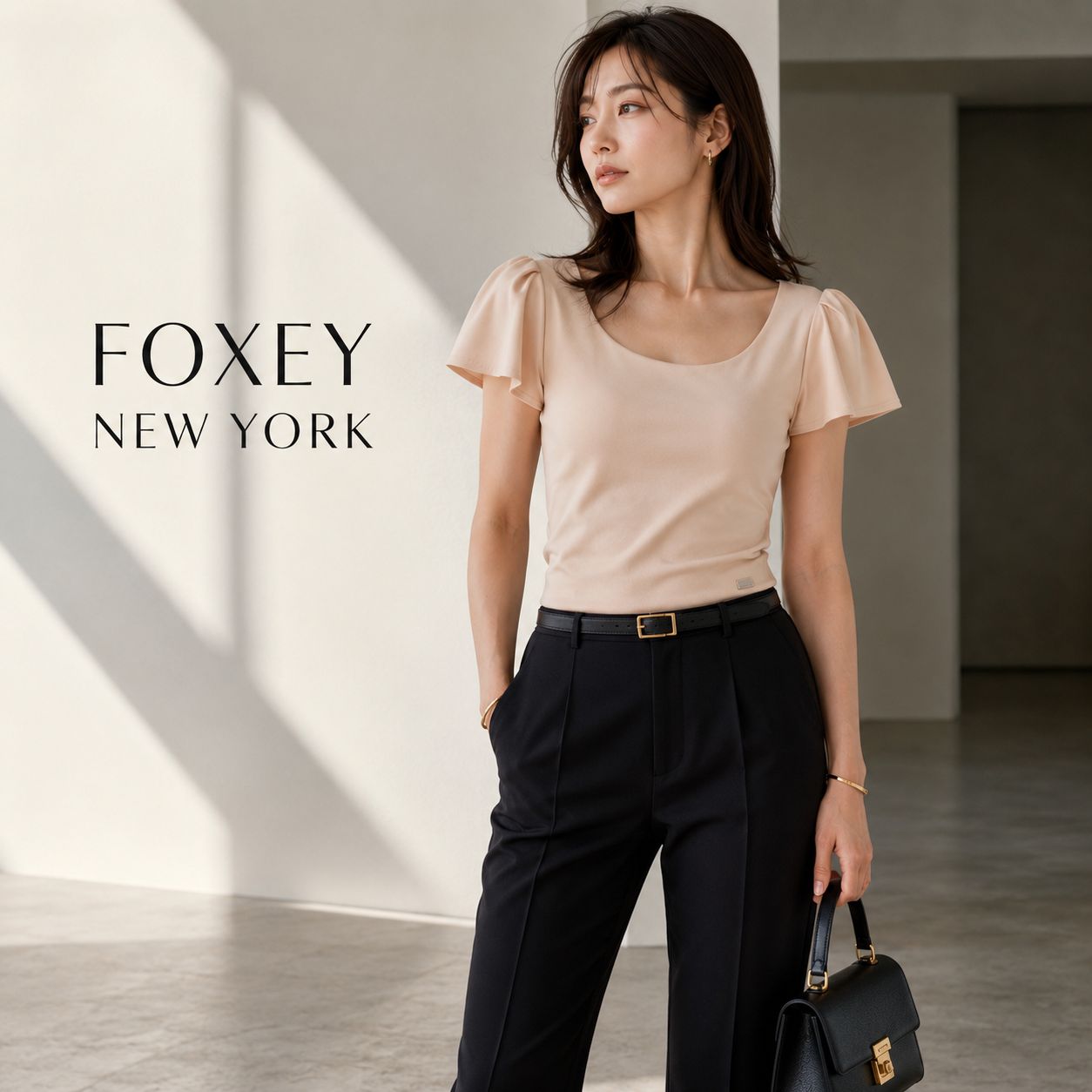 【美品】FOXEY NEWYORK /フォクシーニューヨーク タックスリーブトップスロゴプレート付 40「Mサイズ（9号相当）」マットストレッチジャージ ベージュ系 通勤、お食事会コーデ
