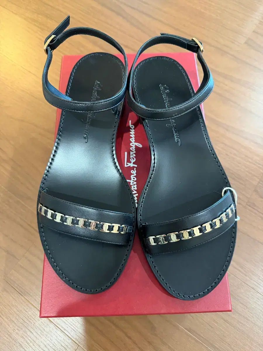 FERRAGAMO フェラガモ ブラック チェーン サンダル