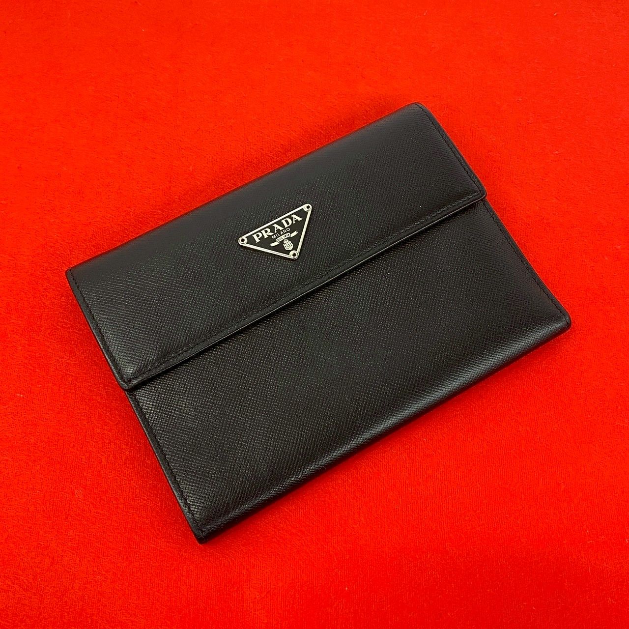 未使用級◆PRADA 三つ折り財布 サフィアーノ 三角プレート 黒 極 美品 PRADA プラダ 三角ロゴ プレート 金具 サフィアーノレザー