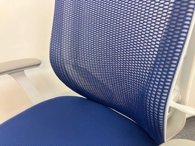 【東京都限定送料2200円も可】オカムラ　シルフィーチェア　ハイバック　固定肘　メッシュ　ミディアムブルー　2021年製　在宅