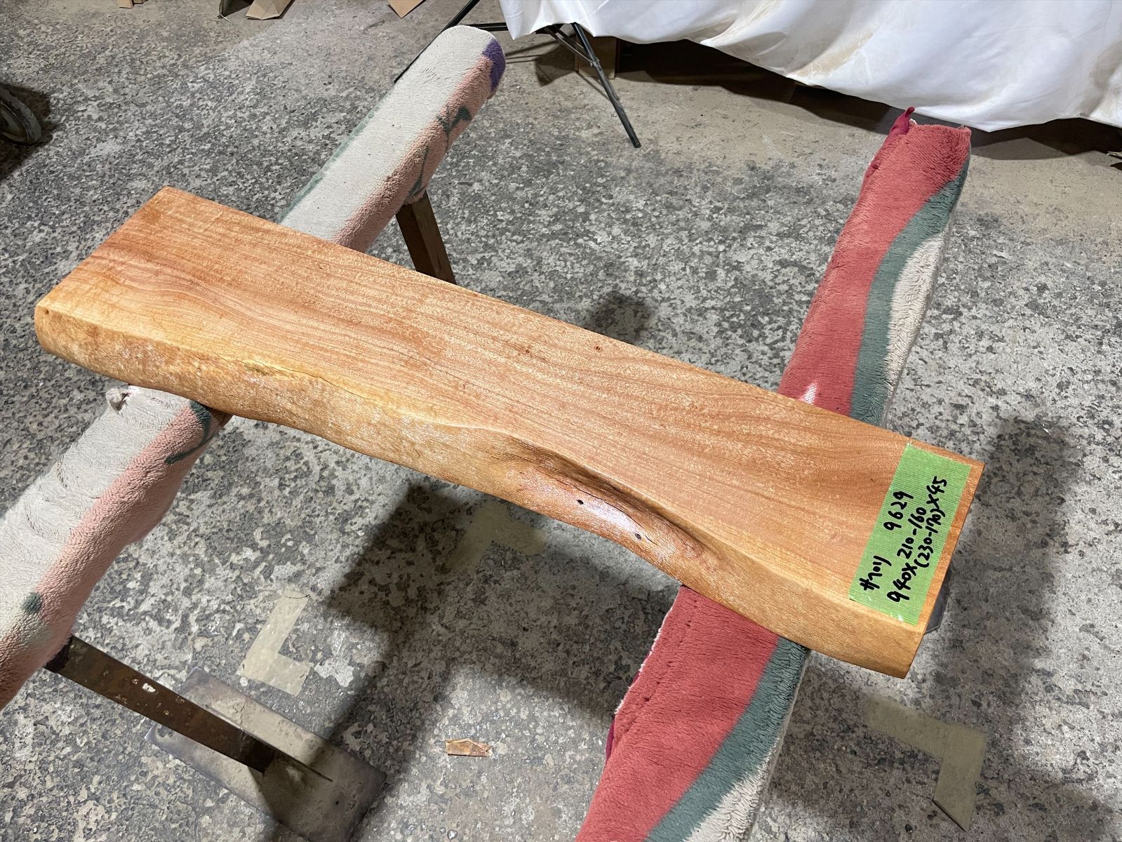 サペリ9629　一枚板無垢 乾燥材　940ｘ210-160ｘ45mm ウレタン塗装　カウンター　スツール　デスク　ローテーブル　センターテーブル