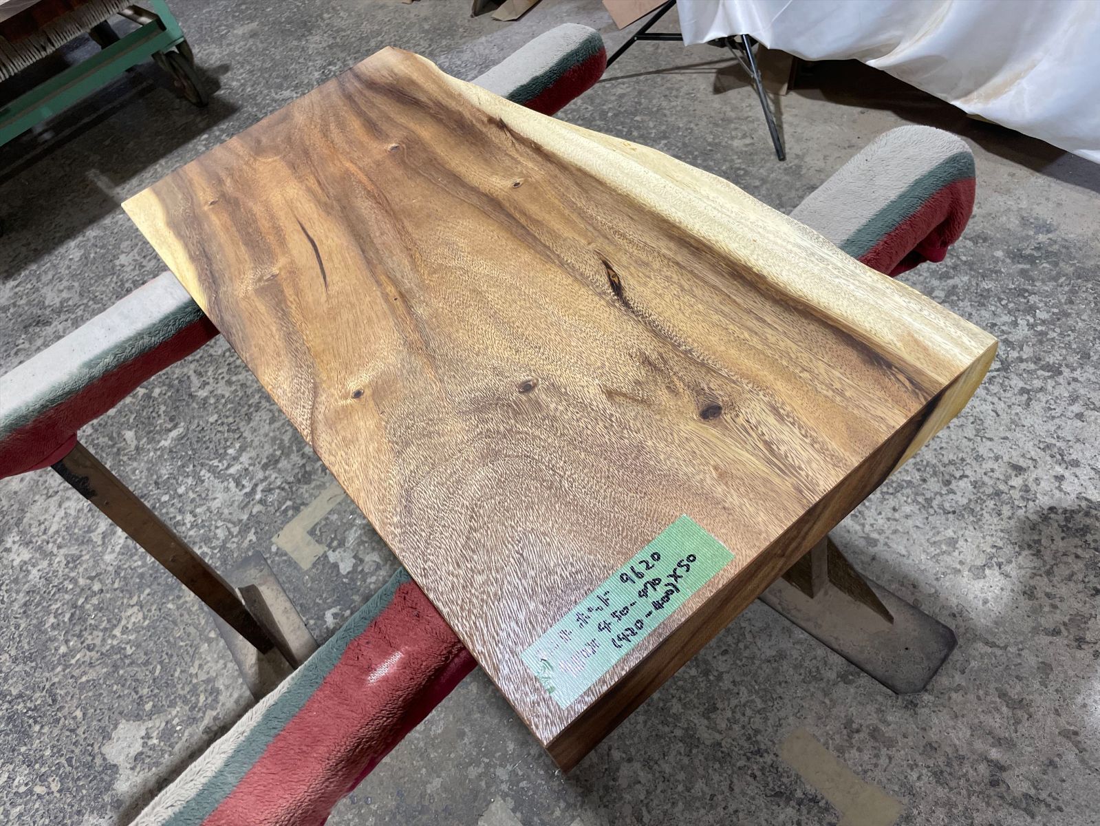モンキーポッド9620　一枚板無垢 乾燥材　980ｘ450-470ｘ50mm カウンター　センターテーブル　ダイニングテーブル