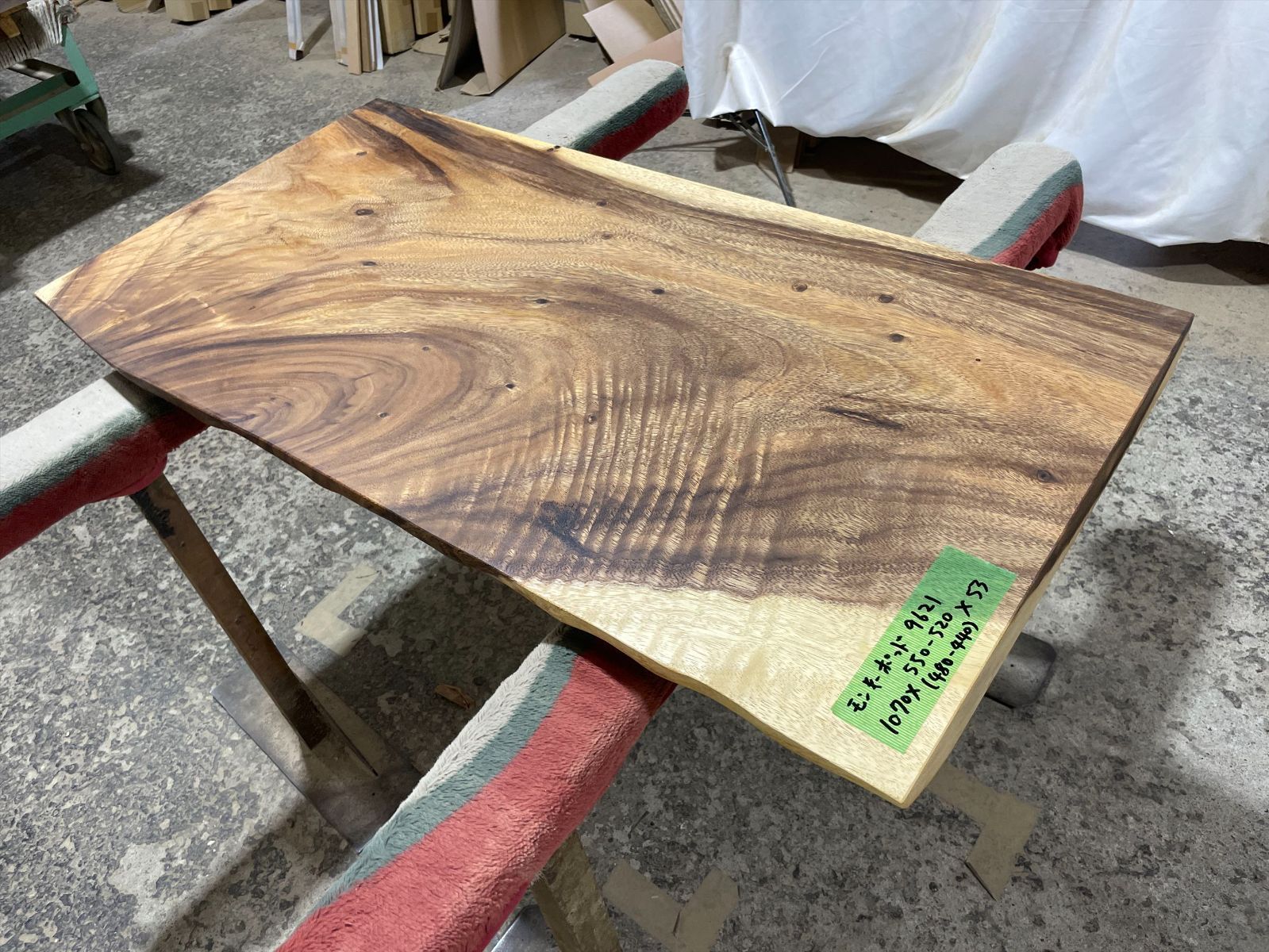 モンキーポッド9621　一枚板無垢 乾燥材　1070ｘ550-520ｘ53mm カウンター　センターテーブル　ダイニングテーブル