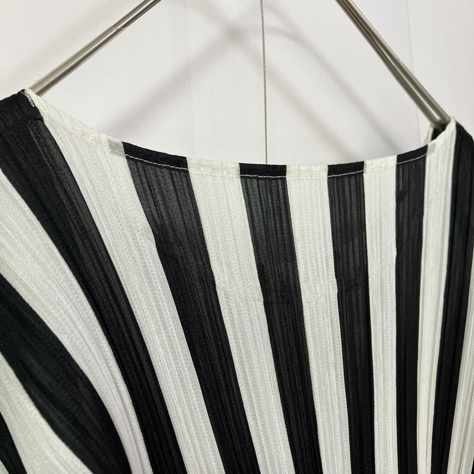 PLEATS PLEASE トップス ３ 白黒 プリーツプリーズ 希少サンプル品】PLEATS PLEASE プリーツプリーズ ストライプ トップス