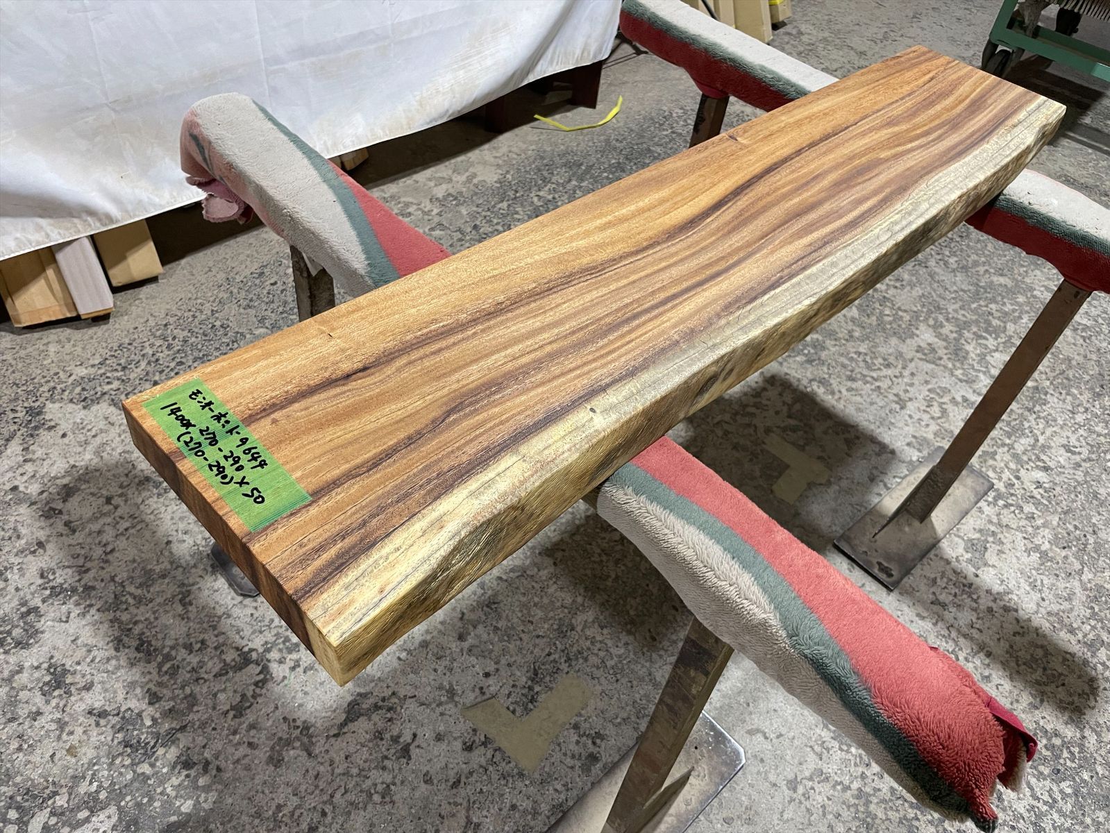 モンキーポッド9644　一枚板無垢 乾燥材　1400ｘ270-290ｘ50mm カウンター　センターテーブル　ダイニングテーブル