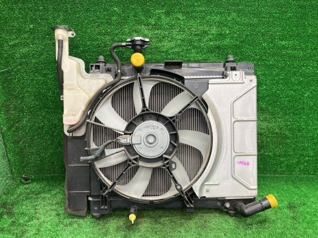 ヴィッツ NSP130 ラジエーター U 422174-6372 16400-47090 1F7 ヴィッツ NSP130 ラジエーター U 422174-6372 16400-47090 1F7 - メルカリ