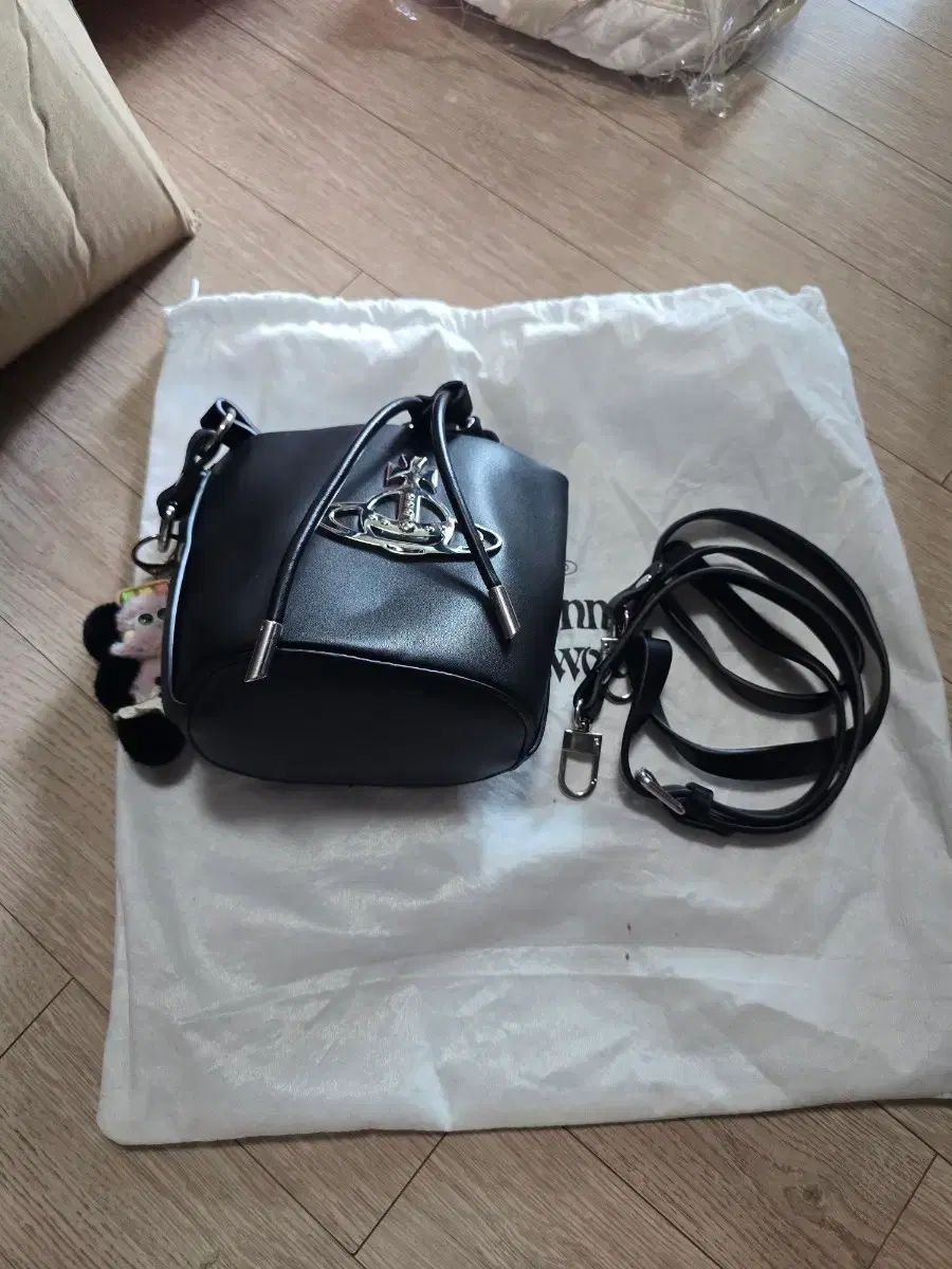 Vivienne Westwood ブラック バケットバッグ + ストラップ + mongdang monster キーホルダー