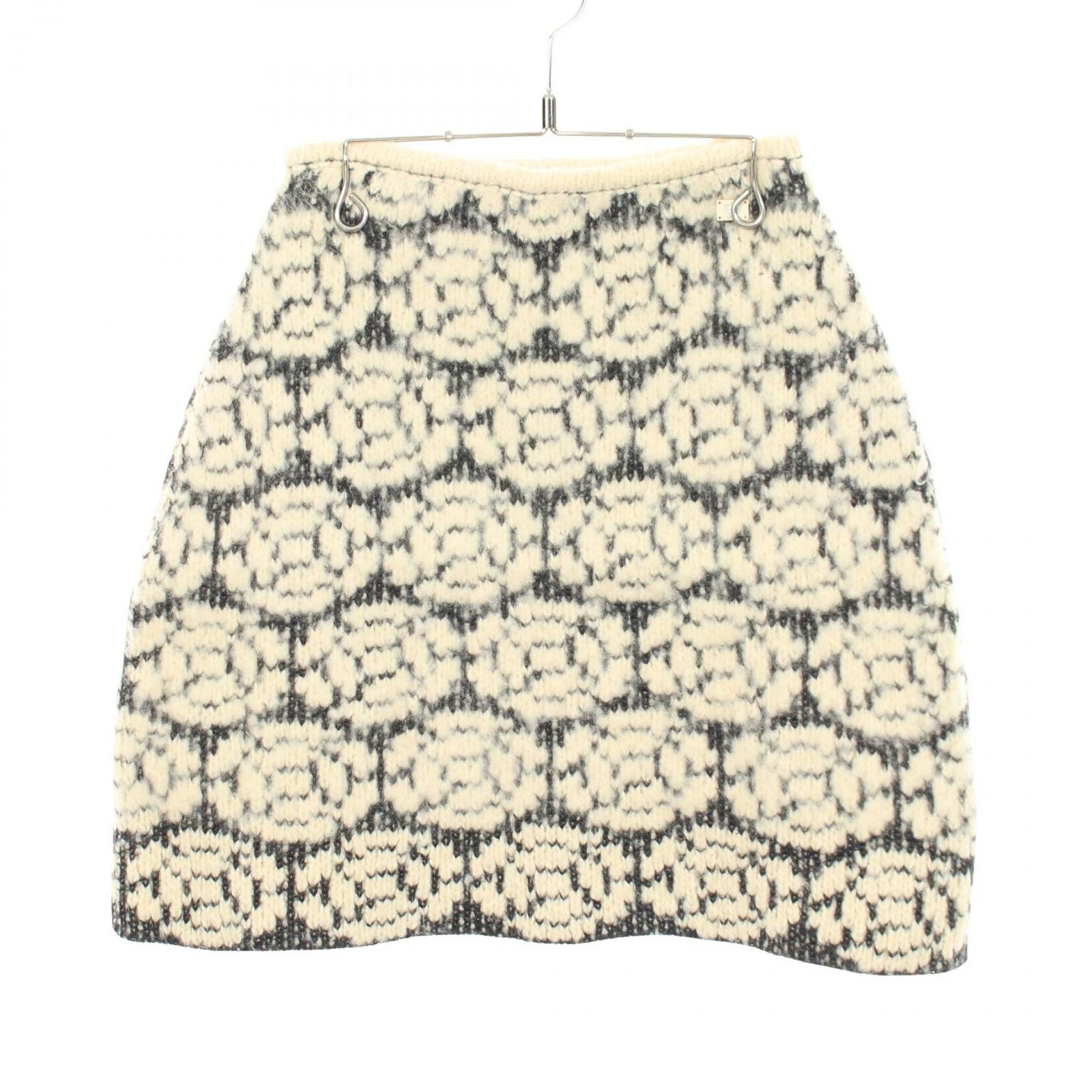 シャネル CHANEL スカート ココマークボタン カメリア ニット P18566V00996 ホワイトxブラック ウール ヴィンテージ カメリア スカート レディース Used A
