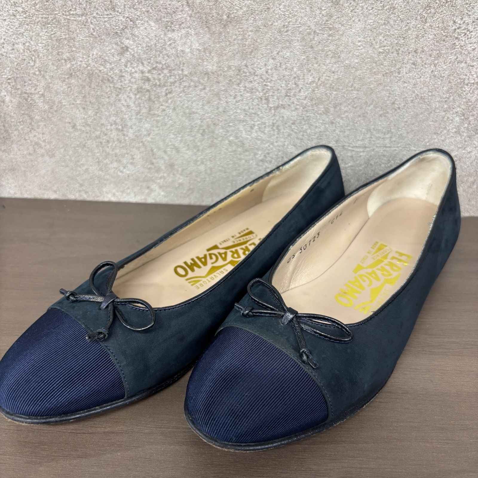 (o) Salvatore Ferragamo フェラガモ パンプス ヴァラリボン ネイビー 24cm レディース/1723