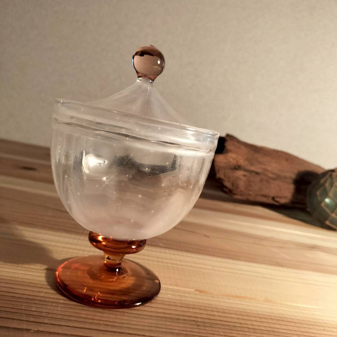 ヴィンテージ 吹きガラス キャンディポット 蓋付きガラス容器 アンバー脚 インテリア小物 古い吹きガラスのキャンディポット アンバー脚 ポンテ