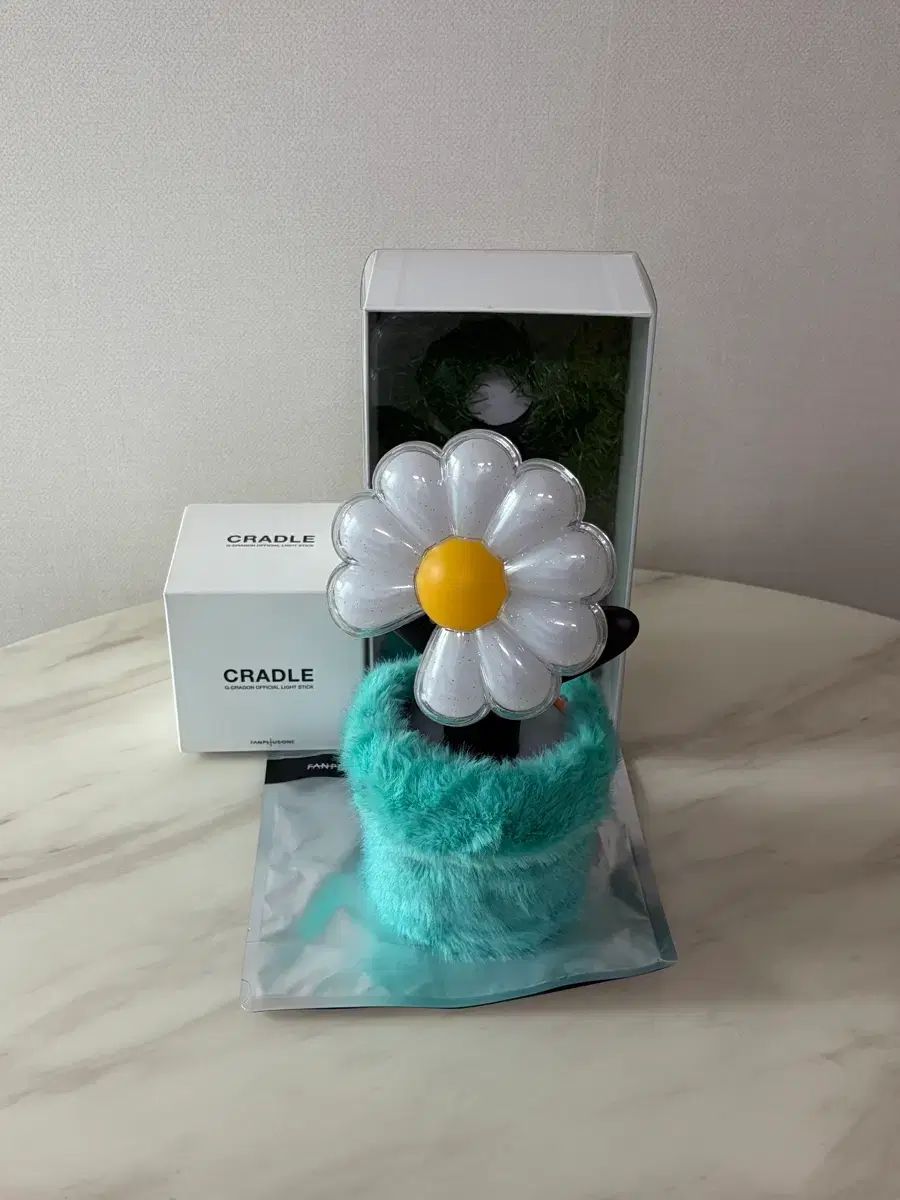 G-DRAGON(ジードラゴン) ウィーバーメンシュ デイジー 花 公式 ペンライト クレードル ミント カバー まとめ 出品