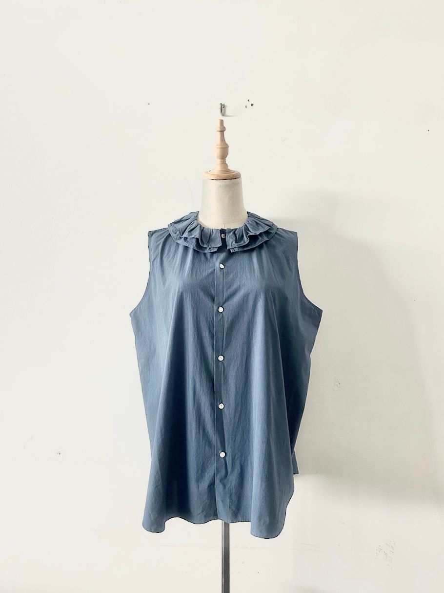 美品】TOUJOURS コットンフリルカラーノースリーブブラウス - メルカリ