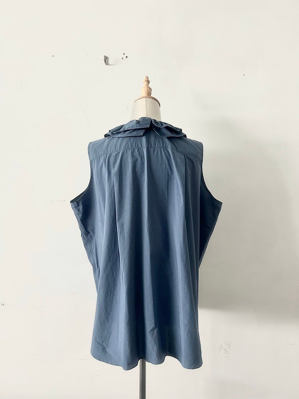 美品】TOUJOURS コットンフリルカラーノースリーブブラウス - メルカリ