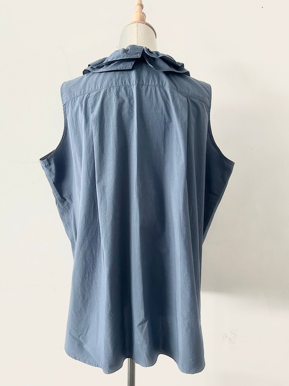 美品】TOUJOURS コットンフリルカラーノースリーブブラウス - メルカリ