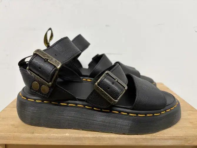 DR. MARTENS ドクターマーチン グリフォン 쿼트 250
