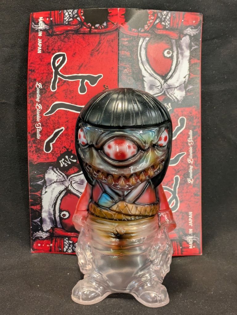 かっこわらい雑貨店 よしこ クリア成型/黒髪/クリアレッド着物/ドット目