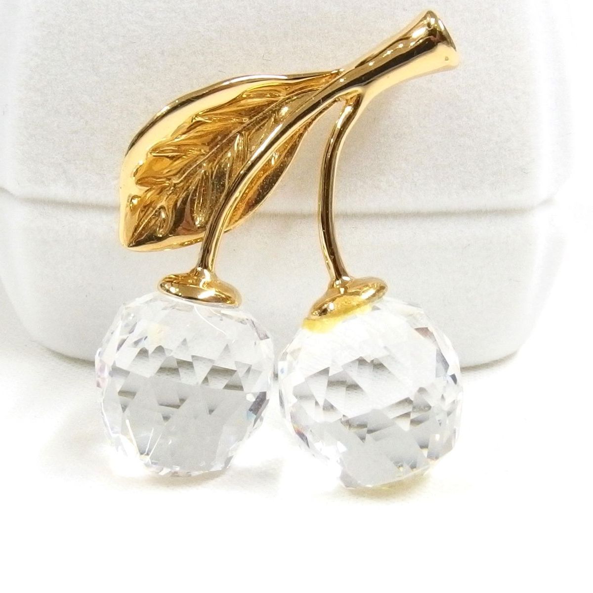 SWAROVSKI スワロフスキー チェリー ブローチ - メルカリ
