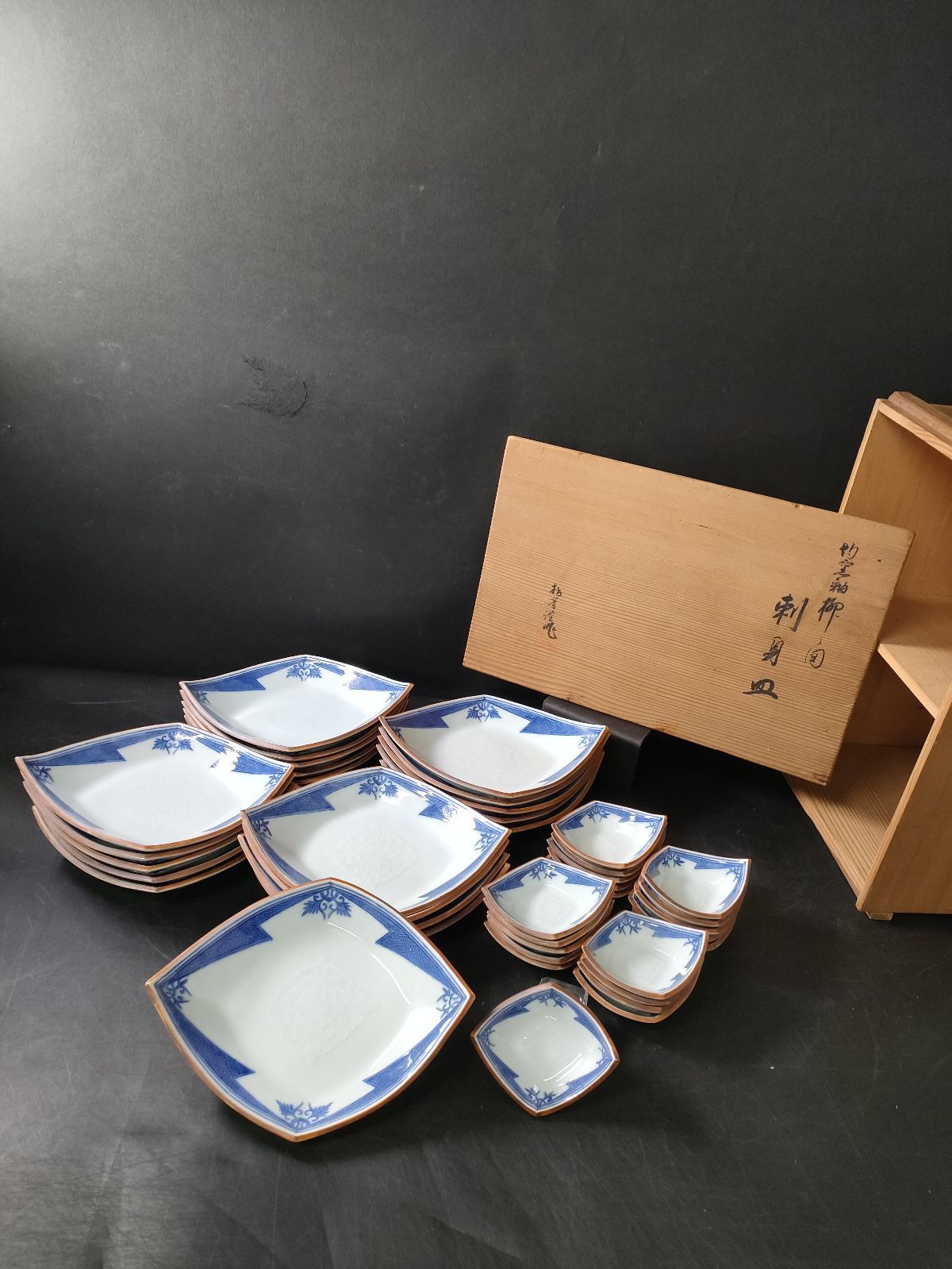 F21-09/在銘/染付菊陽刻菱形変形刺身皿 大30客、小30客/共箱/骨董/刺身皿/長皿/向付/小鉢/小皿/醤油皿/膾皿/懐石道具/懐石料理
