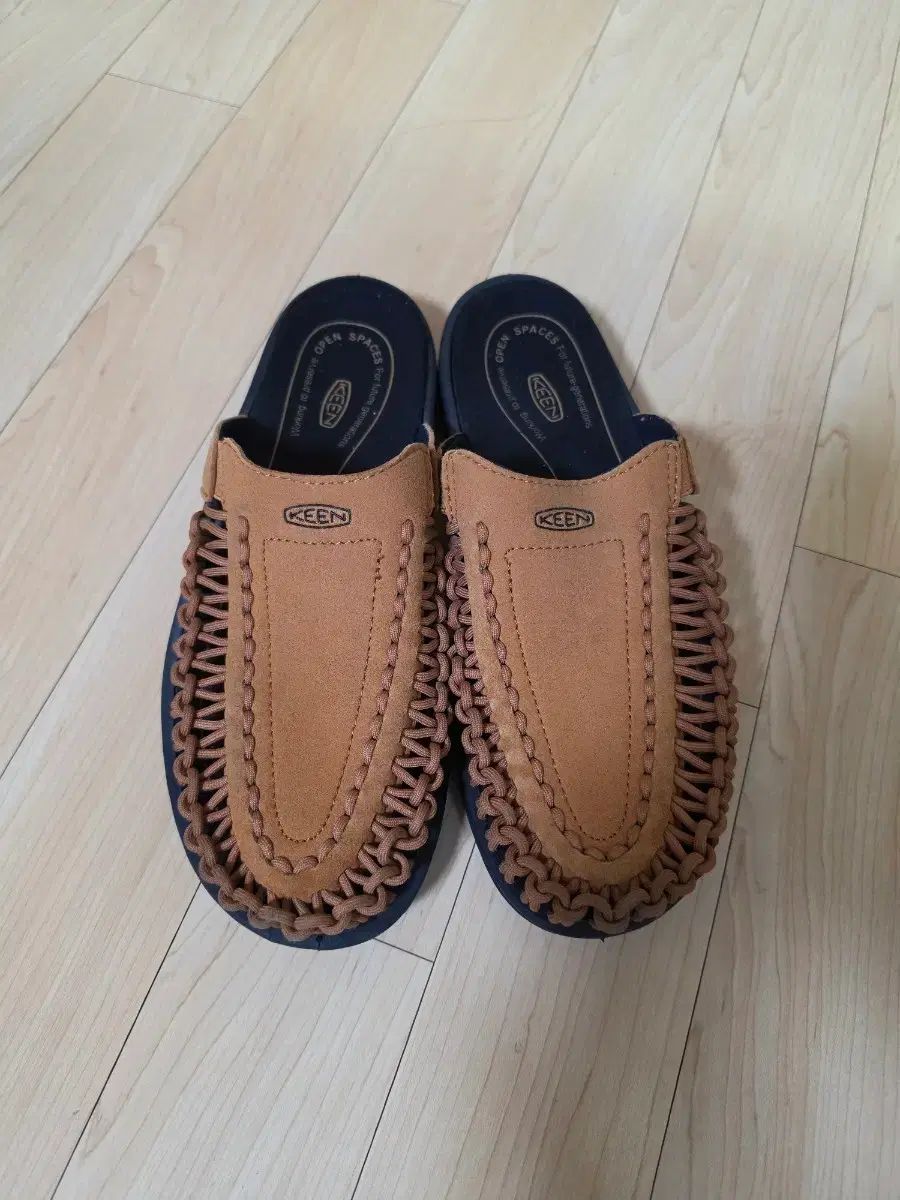 キーン KEEN ユニーク スライド スリッパ