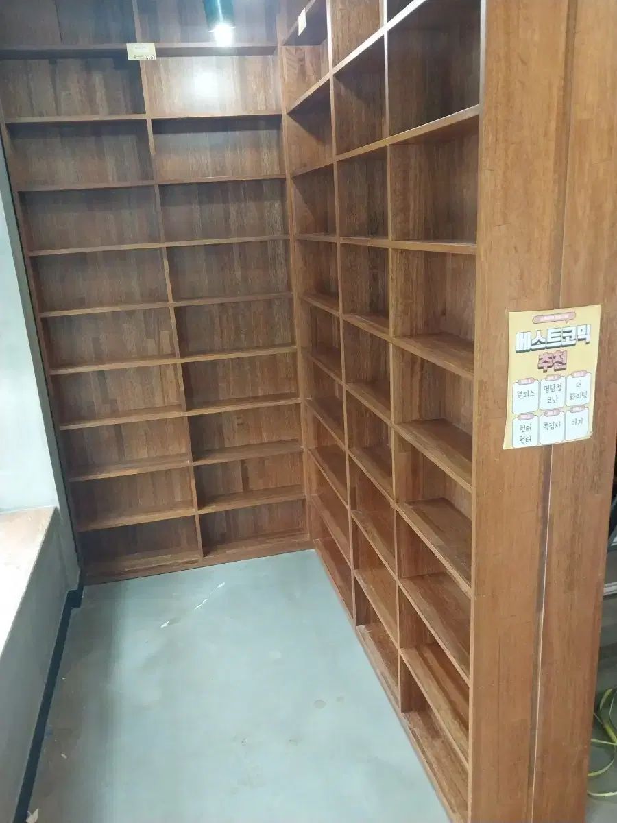 漫画カフェ マルバウ材 最高級品 100坪分
